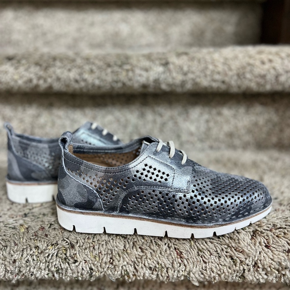 Like NEW Trask Lena Perforated Oxford Size size 6.5